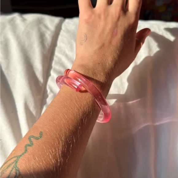 💖 Pink Acrylic Loop Bangle 💖 - Picture 2 of 4